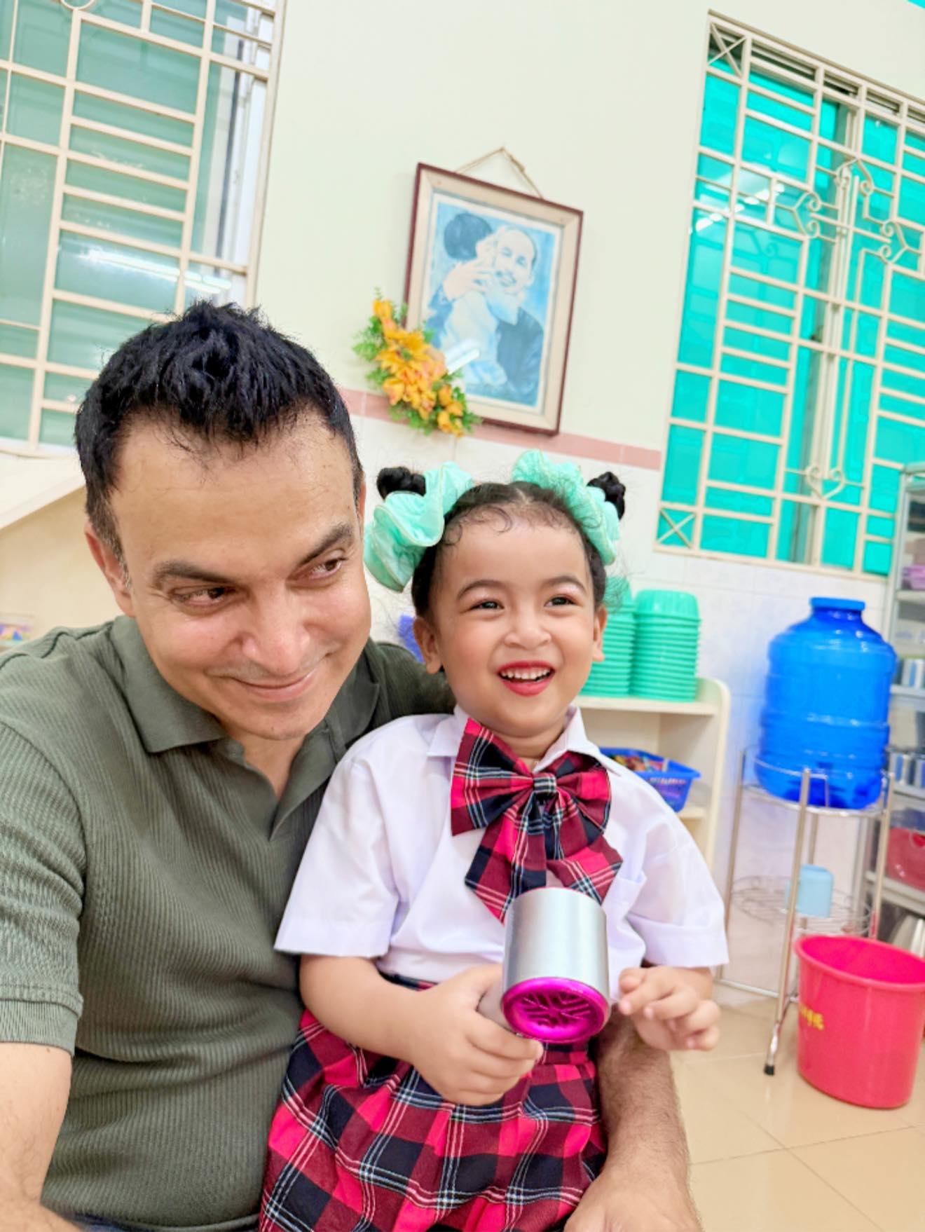 Con g&aacute;i V&otilde; Hạ Tr&acirc;m g&acirc;y sốt với giọng h&aacute;t &ldquo;tone đọt dừa&rdquo;: Giao diện giống hệt ba nhưng "m&aacute;u nghệ sĩ" chuẩn gen mẹ - Ảnh 2.