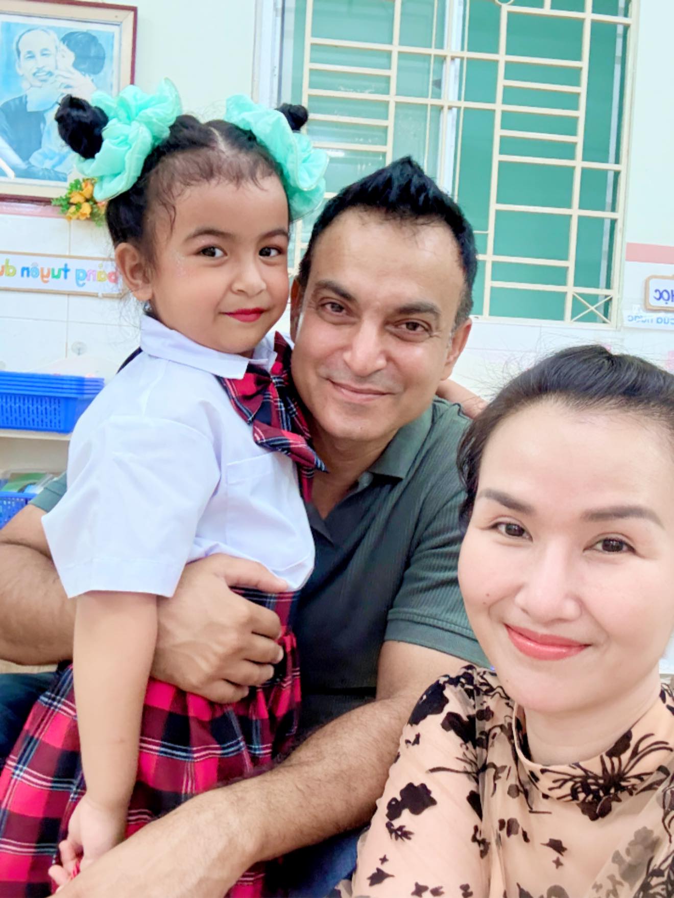 Con g&aacute;i V&otilde; Hạ Tr&acirc;m g&acirc;y sốt với giọng h&aacute;t &ldquo;tone đọt dừa&rdquo;: Giao diện giống hệt ba nhưng "m&aacute;u nghệ sĩ" chuẩn gen mẹ - Ảnh 1.