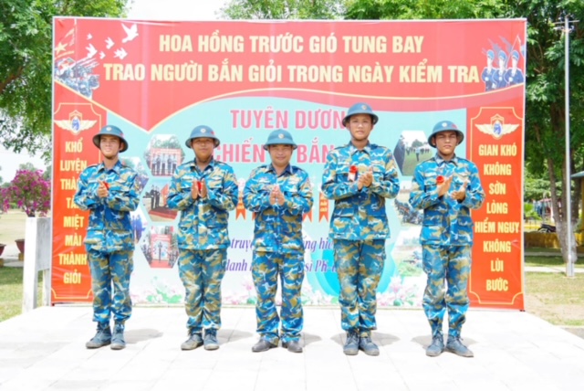 Sư đoàn 372 kiểm tra “3 tiếng nổ” cho chiến sĩ mới - Ảnh 4.