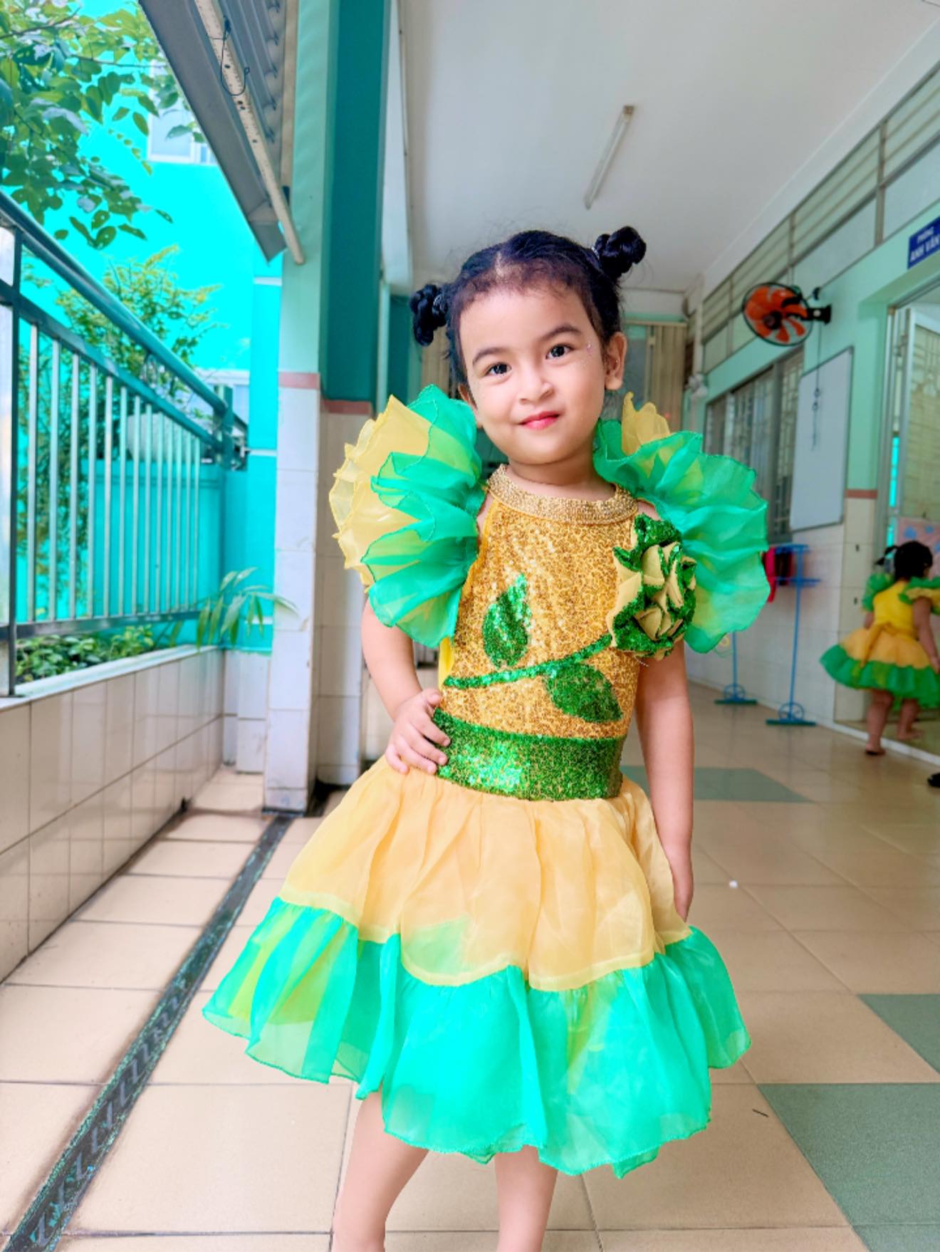 Con g&aacute;i V&otilde; Hạ Tr&acirc;m g&acirc;y sốt với giọng h&aacute;t &ldquo;tone đọt dừa&rdquo;: Giao diện giống hệt ba nhưng "m&aacute;u nghệ sĩ" chuẩn gen mẹ - Ảnh 8.