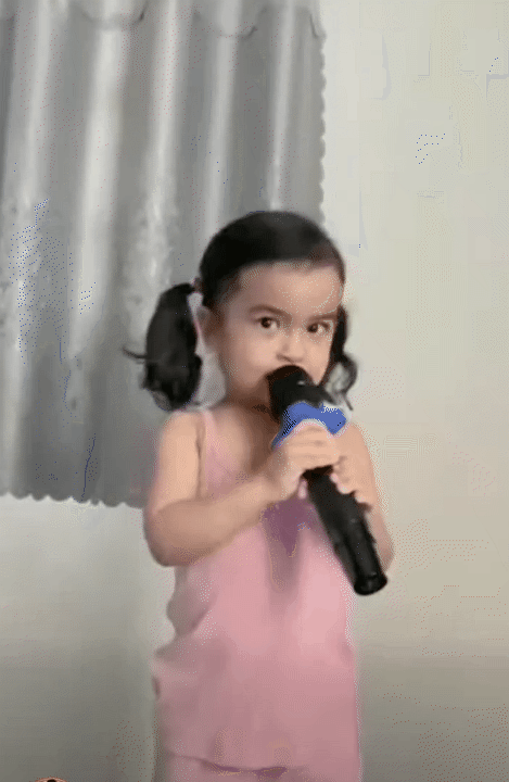 Con g&aacute;i V&otilde; Hạ Tr&acirc;m g&acirc;y sốt với giọng h&aacute;t &ldquo;tone đọt dừa&rdquo;: Giao diện giống hệt ba nhưng "m&aacute;u nghệ sĩ" chuẩn gen mẹ - Ảnh 4.