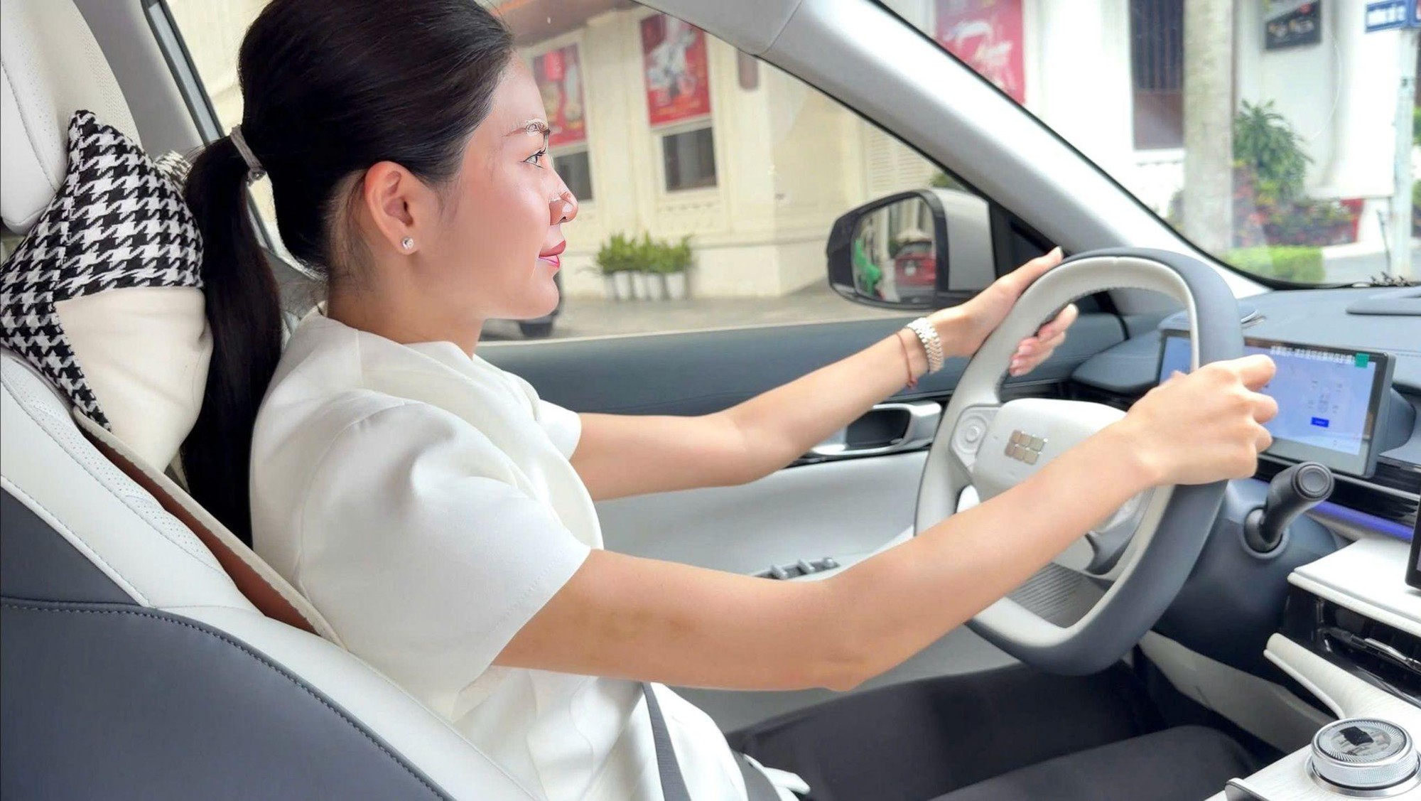 Tiết kiệm tối đa nhờ trạm sạc tại nh&agrave; v&agrave; điện mặt trời: Trải nghiệm thực tế từ nữ chủ nh&acirc;n Geely EX5 - Ảnh 1.