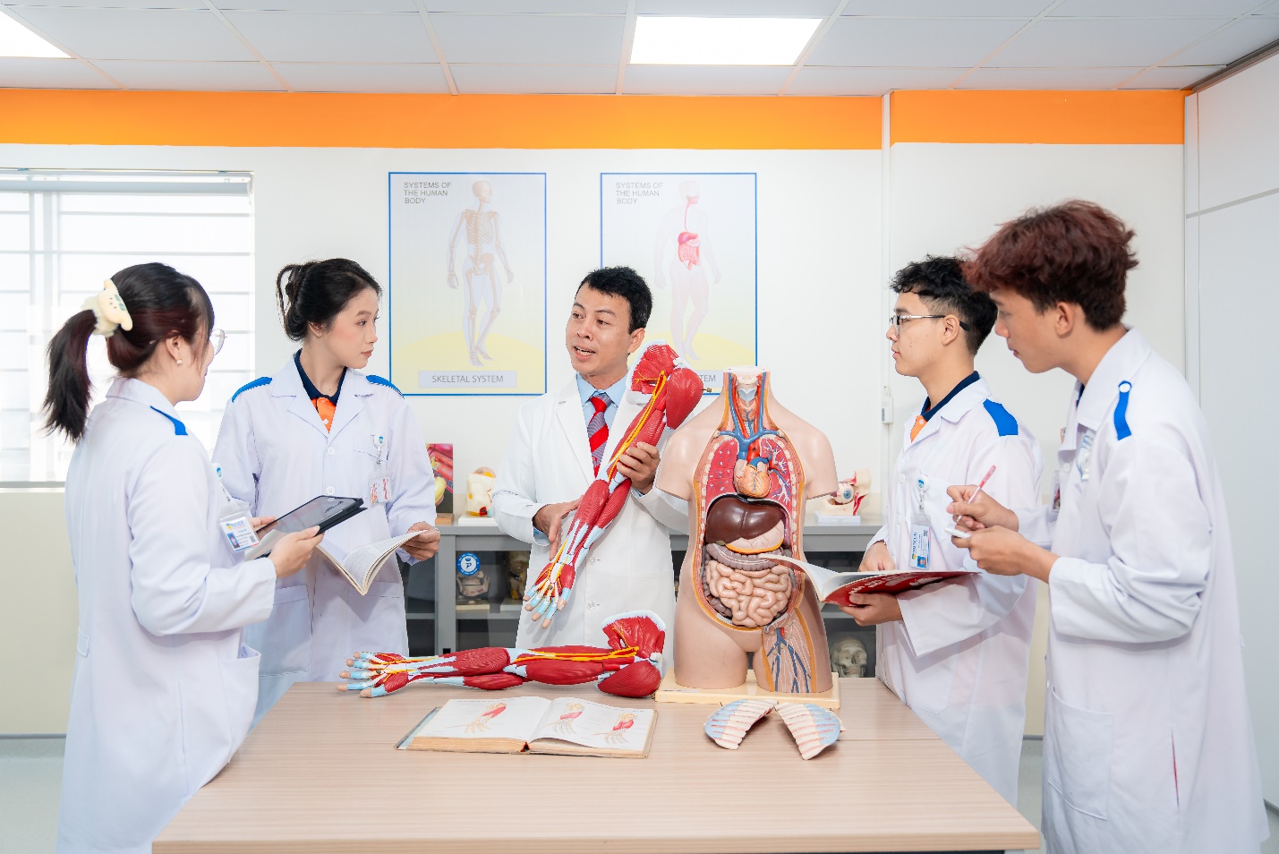 HUTECH ch&iacute;nh thức tuyển sinh ng&agrave;nh Y khoa, trao học bổng 30% cho th&iacute; sinh to&agrave;n quốc - Ảnh 1.