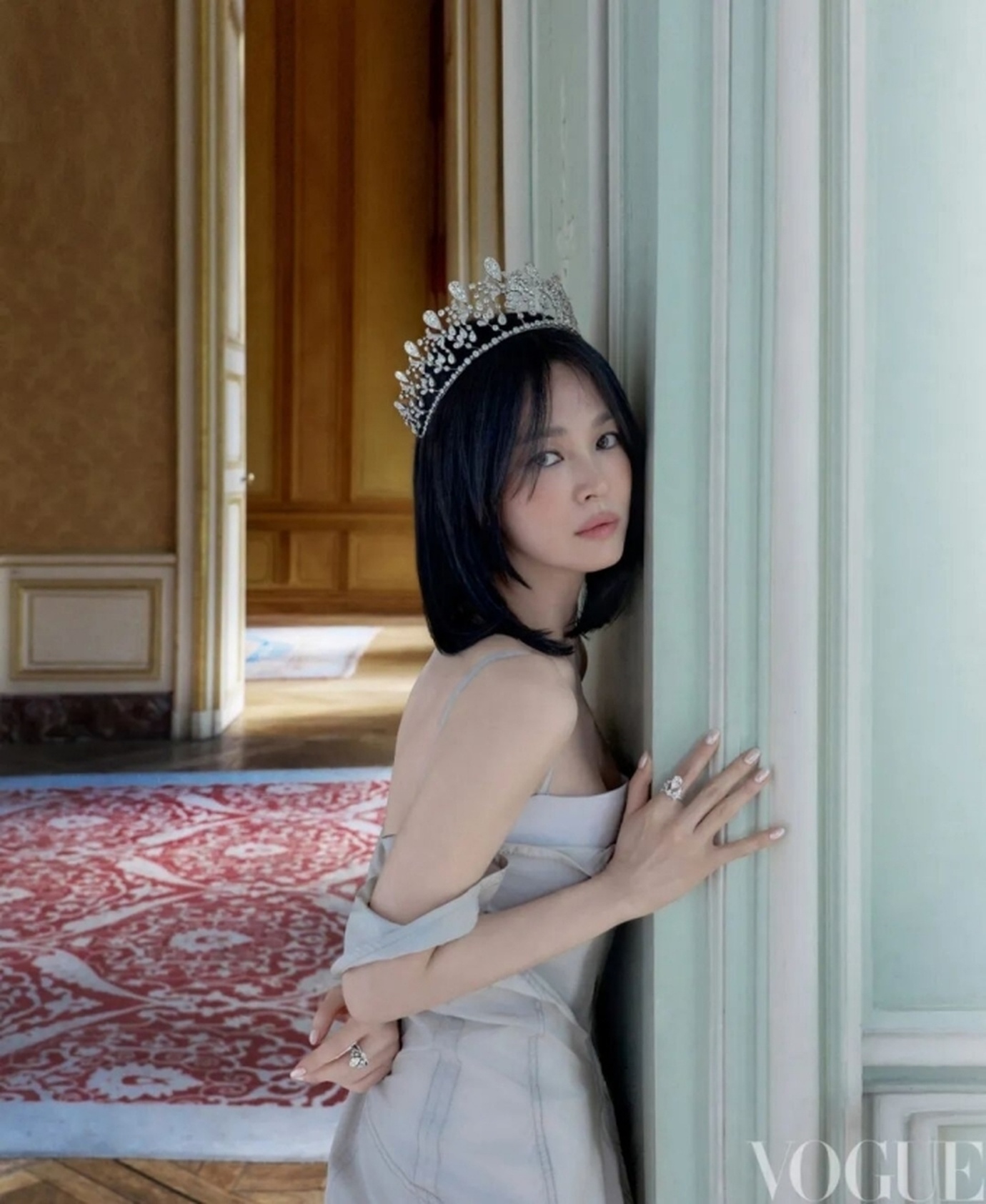 Song Hye Kyo bị r&eacute;o t&ecirc;n v&igrave; visual &ldquo;ng&aacute;i ngủ&rdquo; tr&ecirc;n b&igrave;a Vogue, nhưng zoom kỹ mới thấy đang đội vương miện trăm năm - Ảnh 1.