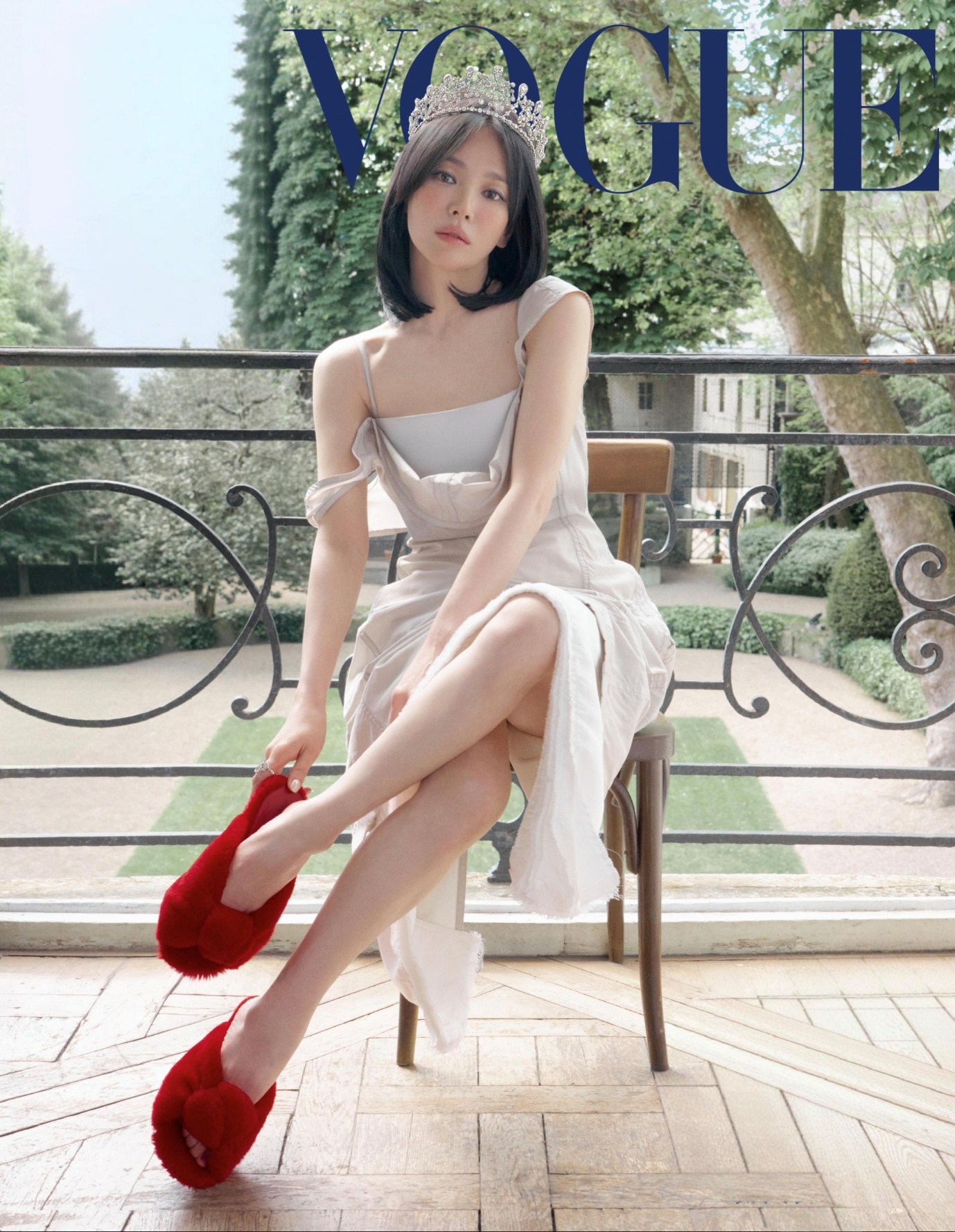 Song Hye Kyo bị r&eacute;o t&ecirc;n v&igrave; visual &ldquo;ng&aacute;i ngủ&rdquo; tr&ecirc;n b&igrave;a Vogue, nhưng zoom kỹ mới thấy đang đội vương miện trăm năm - Ảnh 2.