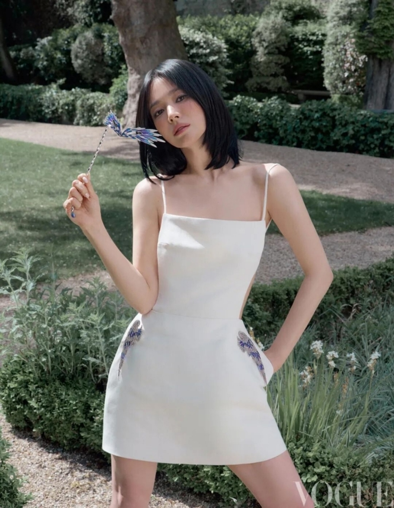 Song Hye Kyo bị r&eacute;o t&ecirc;n v&igrave; visual &ldquo;ng&aacute;i ngủ&rdquo; tr&ecirc;n b&igrave;a Vogue, nhưng zoom kỹ mới thấy đang đội vương miện trăm năm - Ảnh 3.