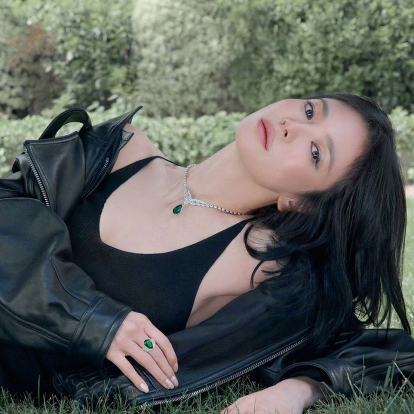 Song Hye Kyo bị r&eacute;o t&ecirc;n v&igrave; visual &ldquo;ng&aacute;i ngủ&rdquo; tr&ecirc;n b&igrave;a Vogue, nhưng zoom kỹ mới thấy đang đội vương miện trăm năm - Ảnh 4.