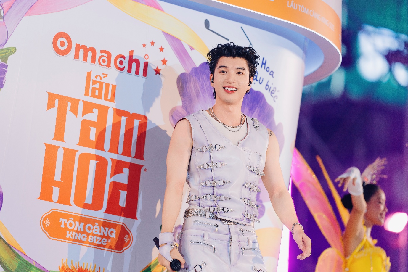 N&oacute;ng hơn sức n&oacute;ng m&ugrave;a h&egrave; - HIEUTHUHAI lạc v&agrave;o &ldquo;Xứ sở Tam Hoa&rdquo;- Ảnh 4.