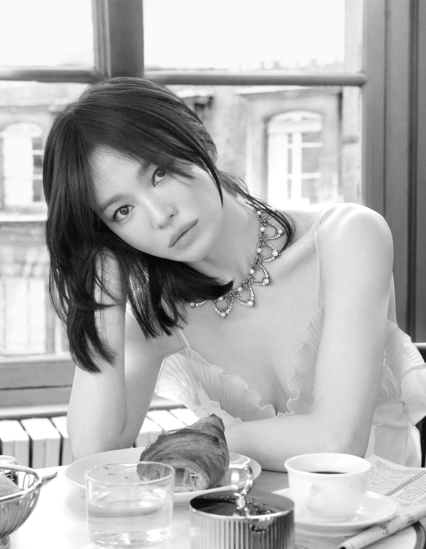 Song Hye Kyo bị r&eacute;o t&ecirc;n v&igrave; visual &ldquo;ng&aacute;i ngủ&rdquo; tr&ecirc;n b&igrave;a Vogue, nhưng zoom kỹ mới thấy đang đội vương miện trăm năm - Ảnh 5.