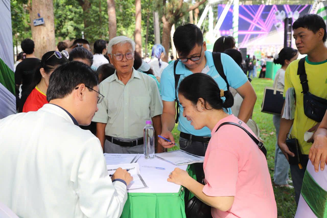 Qua 6 m&ugrave;a Ng&agrave;y Dinh dưỡng cộng đồng Việt Nam: Gần 10.000 người d&acirc;n được tư vấn sức khỏe, dinh dưỡng miễn ph&iacute; - Ảnh 5.