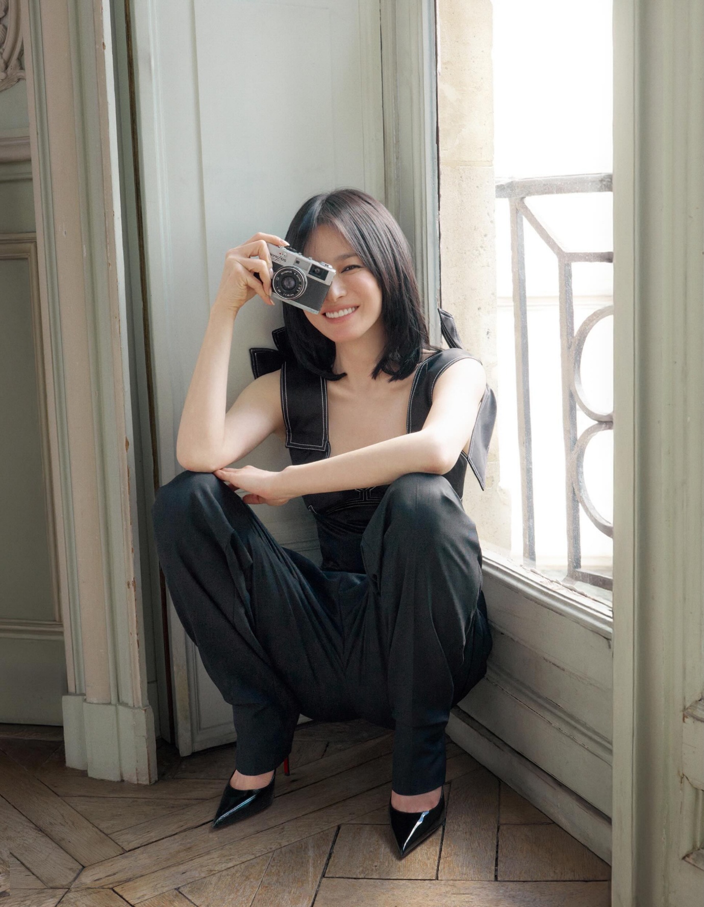 Song Hye Kyo bị r&eacute;o t&ecirc;n v&igrave; visual &ldquo;ng&aacute;i ngủ&rdquo; tr&ecirc;n b&igrave;a Vogue, nhưng zoom kỹ mới thấy đang đội vương miện trăm năm - Ảnh 7.