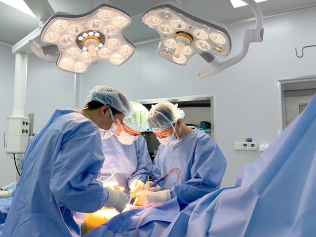 Vinmec Nha Trang trả lại 2 cm ch&acirc;n bị lệch cho nữ du kh&aacute;ch Nga nhờ kỹ thuật thay khớp h&aacute;ng được &ldquo;may đo&rdquo; bằng c&ocirc;ng nghệ in 3D - Ảnh 1.