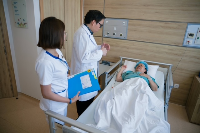 Vinmec Nha Trang trả lại 2 cm ch&acirc;n bị lệch cho nữ du kh&aacute;ch Nga nhờ kỹ thuật thay khớp h&aacute;ng được &ldquo;may đo&rdquo; bằng c&ocirc;ng nghệ in 3D - Ảnh 2.