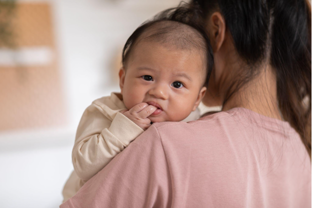 Cảnh b&aacute;o gia tăng vi&ecirc;m phổi do RSV ở trẻ dưới 1 tuổi khi giao m&ugrave;a - Ảnh 1.