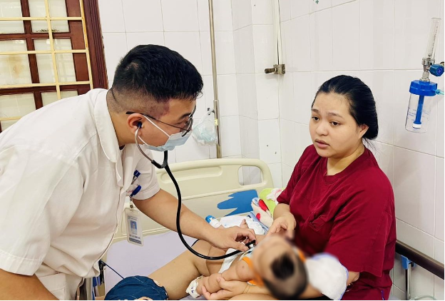 Cảnh b&aacute;o gia tăng vi&ecirc;m phổi do RSV ở trẻ dưới 1 tuổi khi giao m&ugrave;a - Ảnh 2.