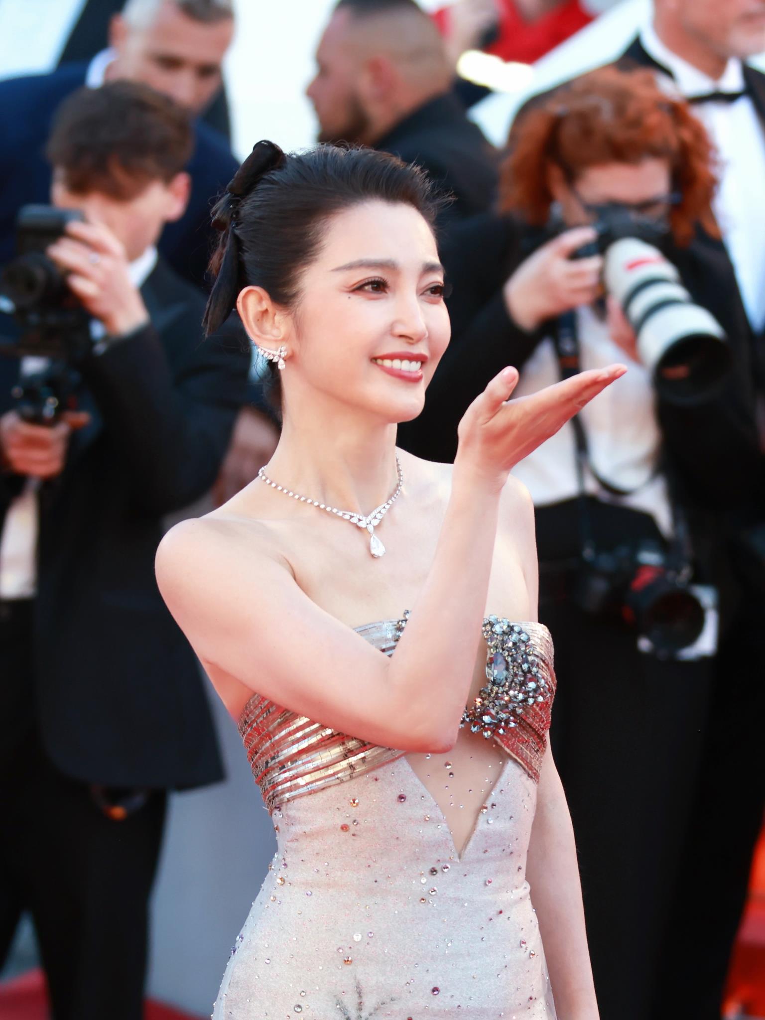 Chaumet tại Cannes: Noah Schnapp, L&yacute; Băng Băng v&agrave; Gillian Anderson mang &aacute;nh s&aacute;ng Paris tới &ldquo;kinh đ&ocirc; điện ảnh&rdquo; - Ảnh 4.