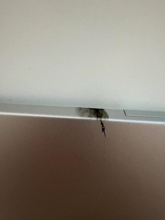 MacBook Pro M5 mới mua 2 ng&agrave;y đ&atilde; "chết", tia lửa bắn ra từ bản lề- Ảnh 5.