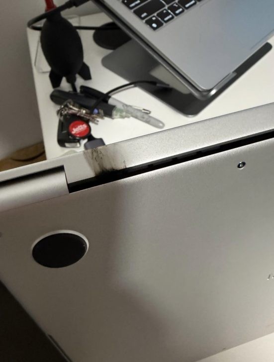MacBook Pro M5 mới mua 2 ng&agrave;y đ&atilde; "chết", tia lửa bắn ra từ bản lề- Ảnh 2.