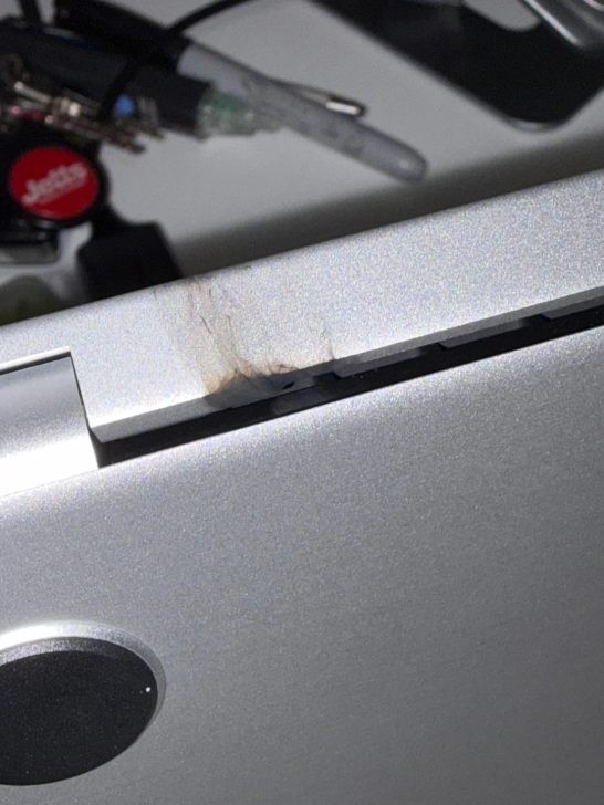 MacBook Pro M5 mới mua 2 ng&agrave;y đ&atilde; "chết", tia lửa bắn ra từ bản lề- Ảnh 4.