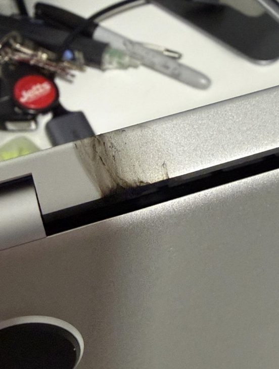 MacBook Pro M5 mới mua 2 ng&agrave;y đ&atilde; "chết", tia lửa bắn ra từ bản lề- Ảnh 3.