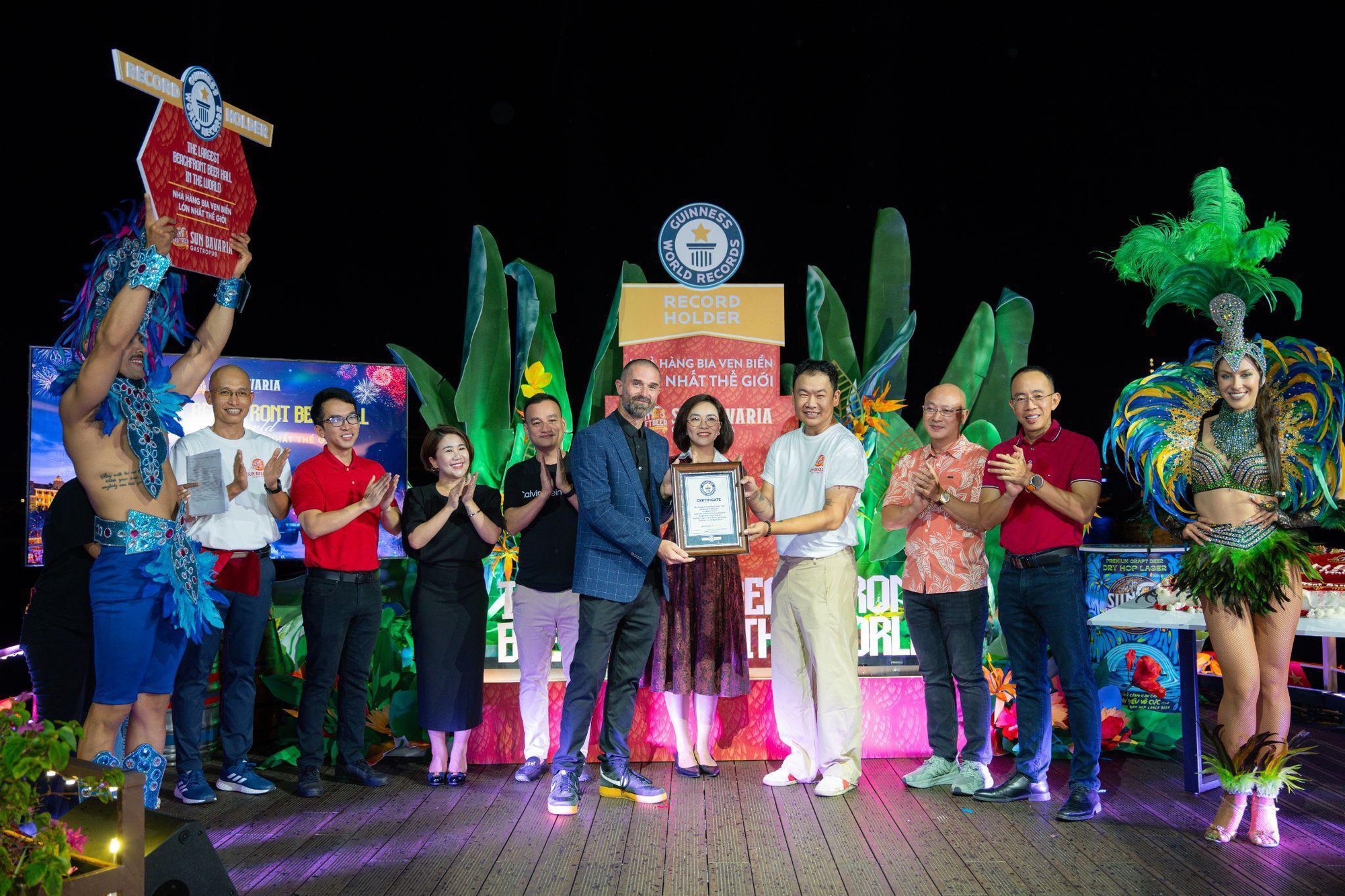 Nổi tiếng với show diễn đẳng cấp Symphony of the Sea, nhà hàng 5.000 chỗ ngồi tại Phú Quốc lập kỷ lục Guiness- Ảnh 1. Nổi tiếng với show diễn đẳng cấp Symphony of the Sea, nhà hàng 5.000 chỗ ngồi tại Phú Quốc lập kỷ lục Guiness- Ảnh 1.