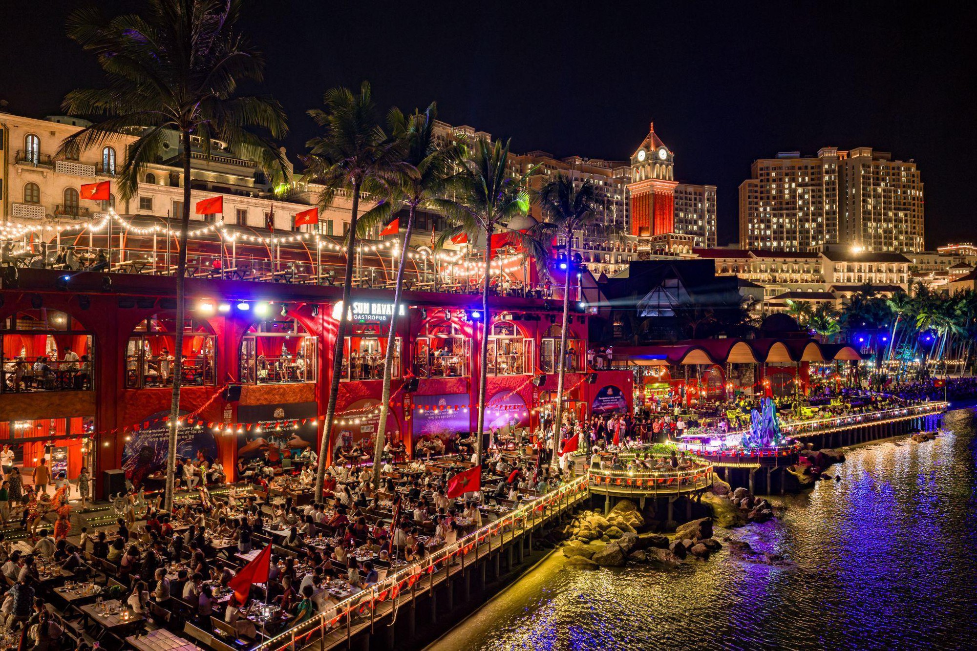 Nổi tiếng với show diễn đẳng cấp Symphony of the Sea, nhà hàng 5.000 chỗ ngồi tại Phú Quốc lập kỷ lục Guiness- Ảnh 3. Nổi tiếng với show diễn đẳng cấp Symphony of the Sea, nhà hàng 5.000 chỗ ngồi tại Phú Quốc lập kỷ lục Guiness- Ảnh 3.