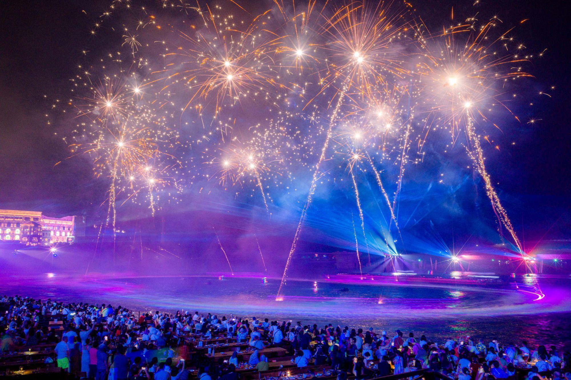 Nổi tiếng với show diễn đẳng cấp Symphony of the Sea, nhà hàng 5.000 chỗ ngồi tại Phú Quốc lập kỷ lục Guiness- Ảnh 4. Nổi tiếng với show diễn đẳng cấp Symphony of the Sea, nhà hàng 5.000 chỗ ngồi tại Phú Quốc lập kỷ lục Guiness- Ảnh 4.