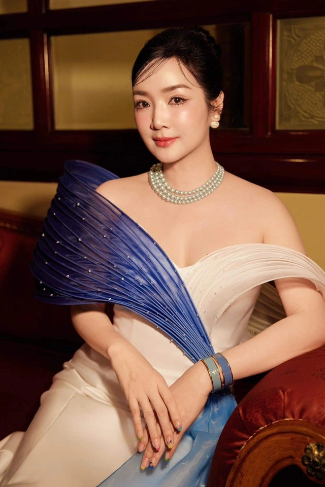 j - Ảnh 1.