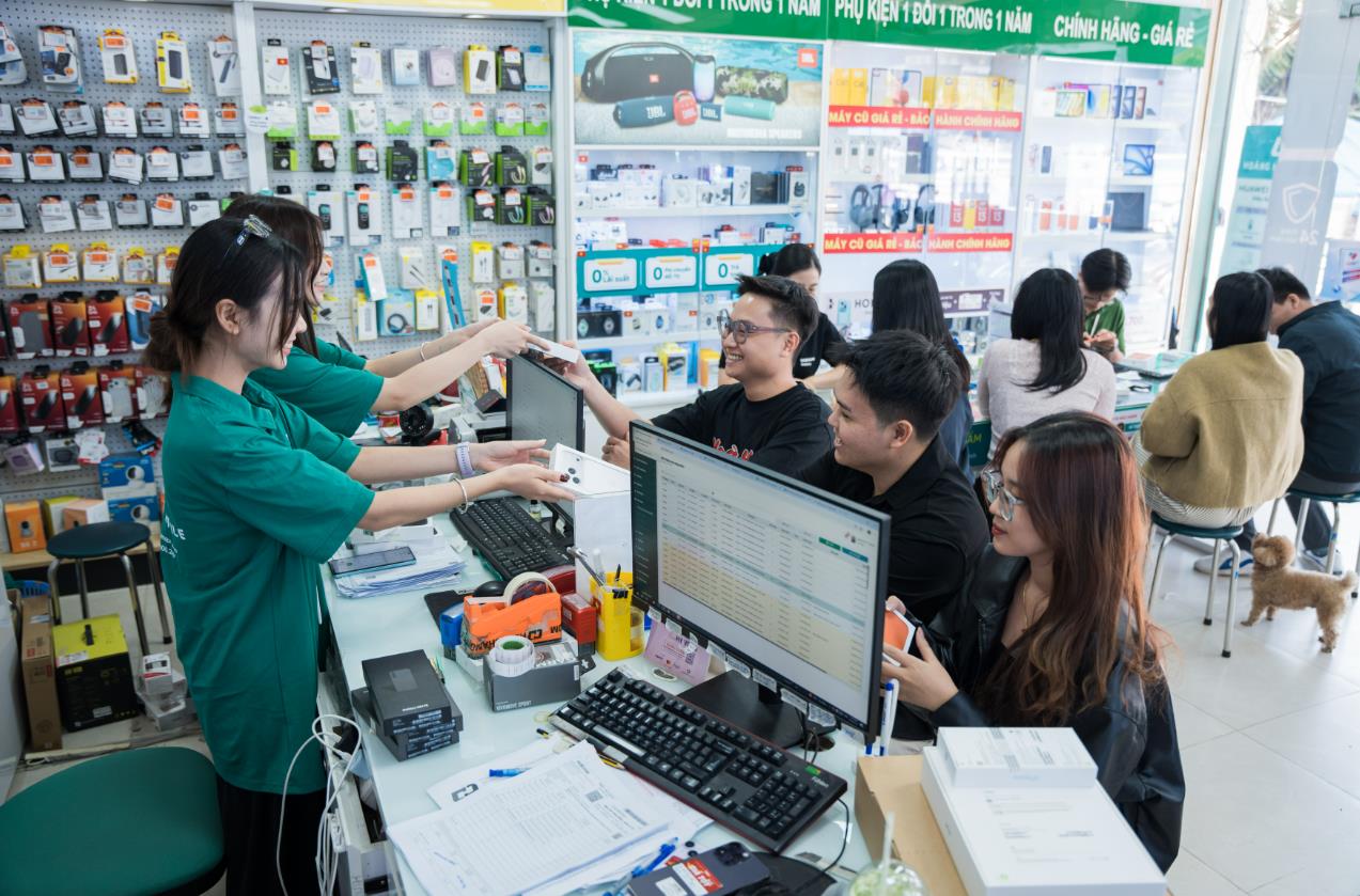 Gi&aacute; chip leo thang, thị trường smartphone đổi chiều: Điện thoại cũ trở th&agrave;nh lựa chọn đ&aacute;ng c&acirc;n nhắc - Ảnh 2.