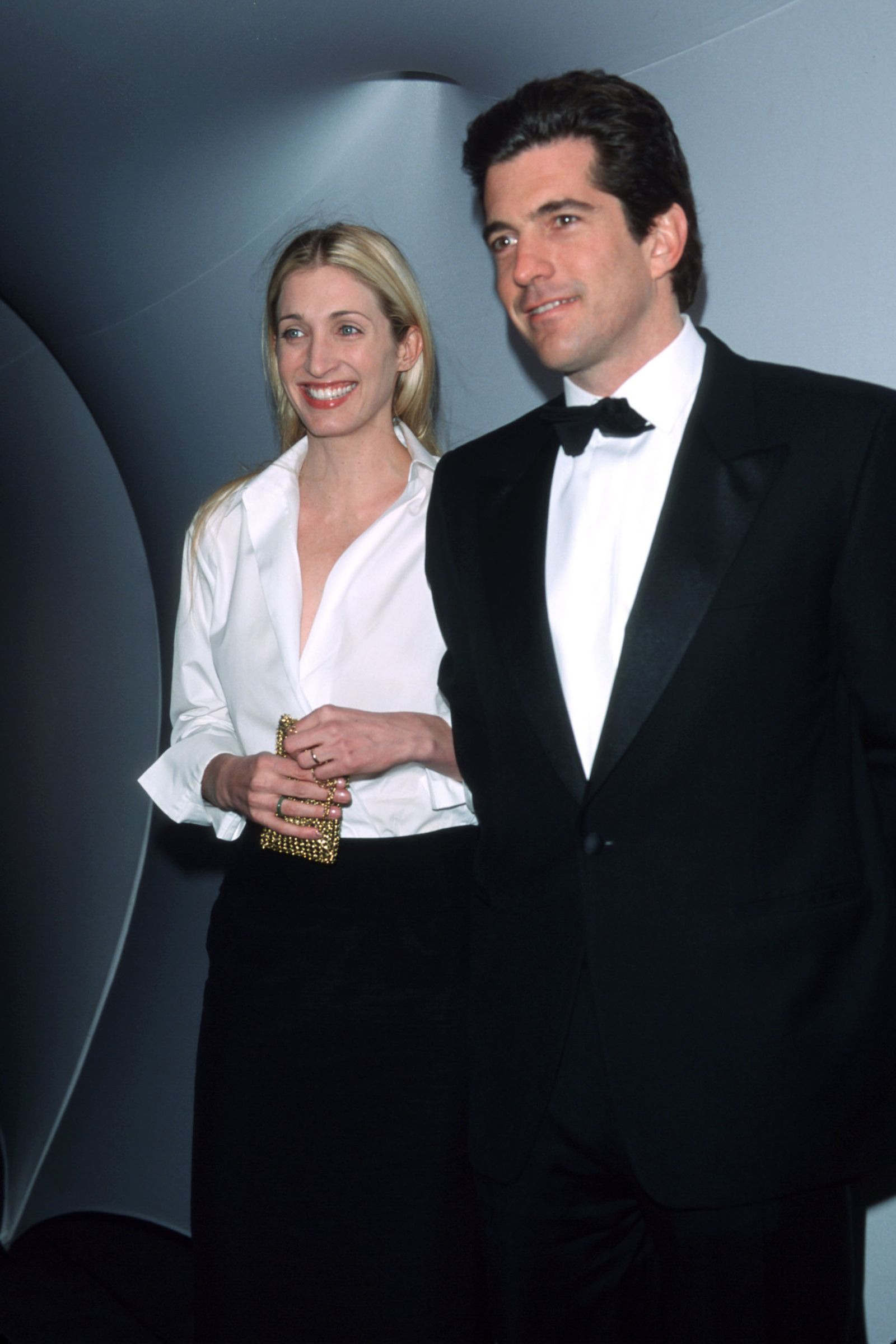 &Aacute;o sơ mi trắng kiểu Carolyn Bessette-Kennedy: Item bị săn l&ugrave;ng nhất h&egrave; 2026 sau loạt phim "Love Story" g&acirc;y sốt to&agrave;n cầu - Ảnh 2.