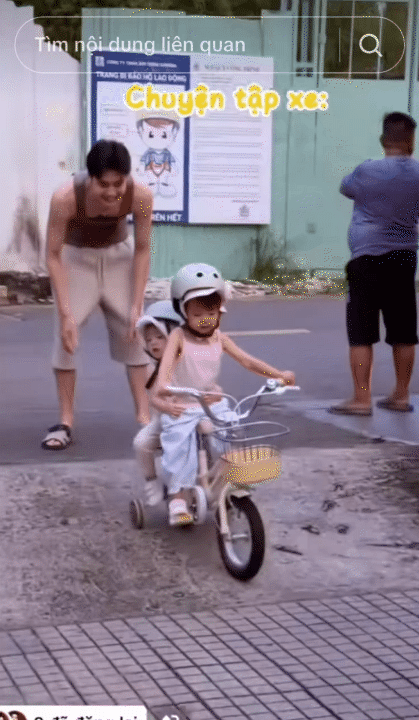 Hai b&aacute;nh b&egrave;o nh&agrave; "mom Dương" nghịch đủ tr&ograve;, nhưng cứ nh&igrave;n xe đạp th&igrave; r&eacute;n ngang: L&yacute; do c&oacute; li&ecirc;n quan đến ba Dương - Ảnh 1.
