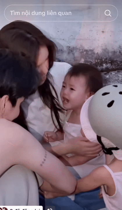 Hai b&aacute;nh b&egrave;o nh&agrave; "mom Dương" nghịch đủ tr&ograve;, nhưng cứ nh&igrave;n xe đạp th&igrave; r&eacute;n ngang: L&yacute; do c&oacute; li&ecirc;n quan đến ba Dương - Ảnh 2.