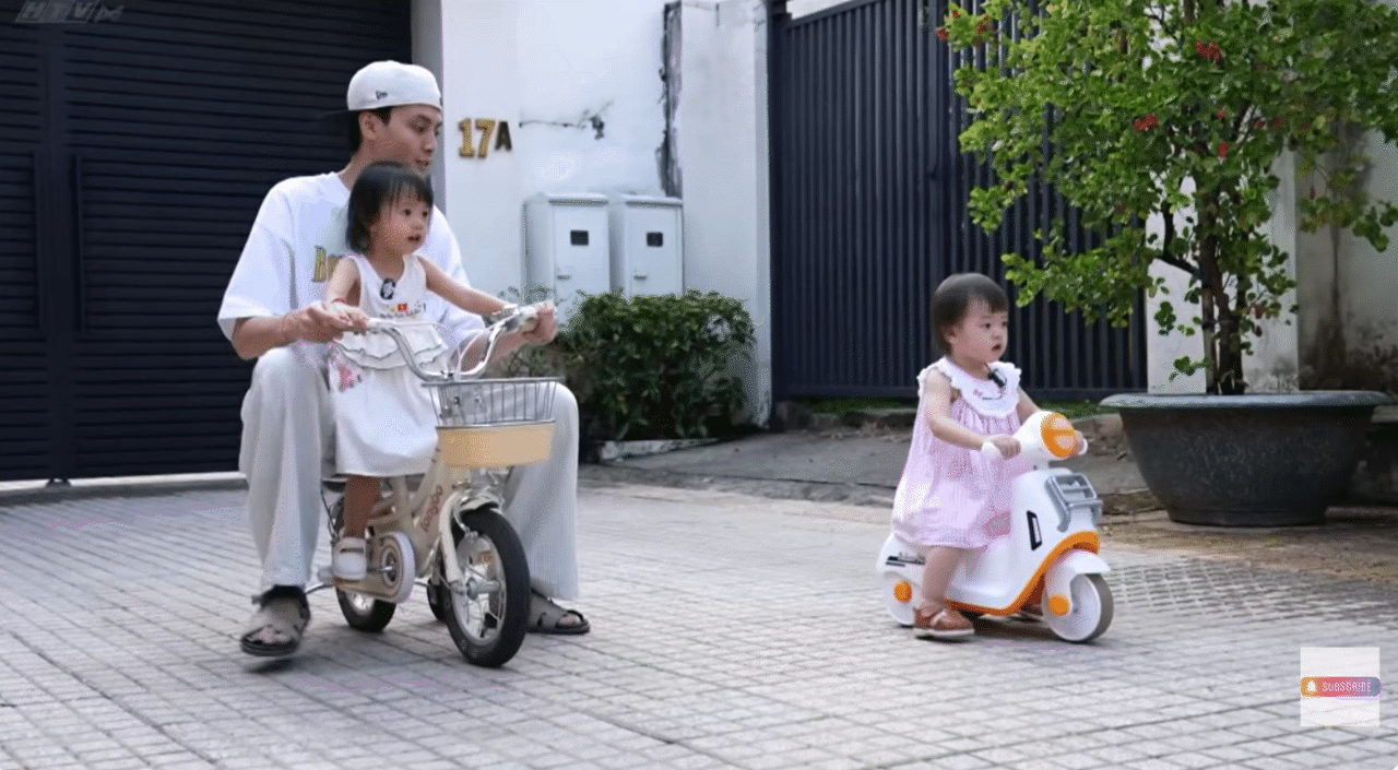 Hai b&aacute;nh b&egrave;o nh&agrave; "mom Dương" nghịch đủ tr&ograve;, nhưng cứ nh&igrave;n xe đạp th&igrave; r&eacute;n ngang: L&yacute; do c&oacute; li&ecirc;n quan đến ba Dương- Ảnh 7.