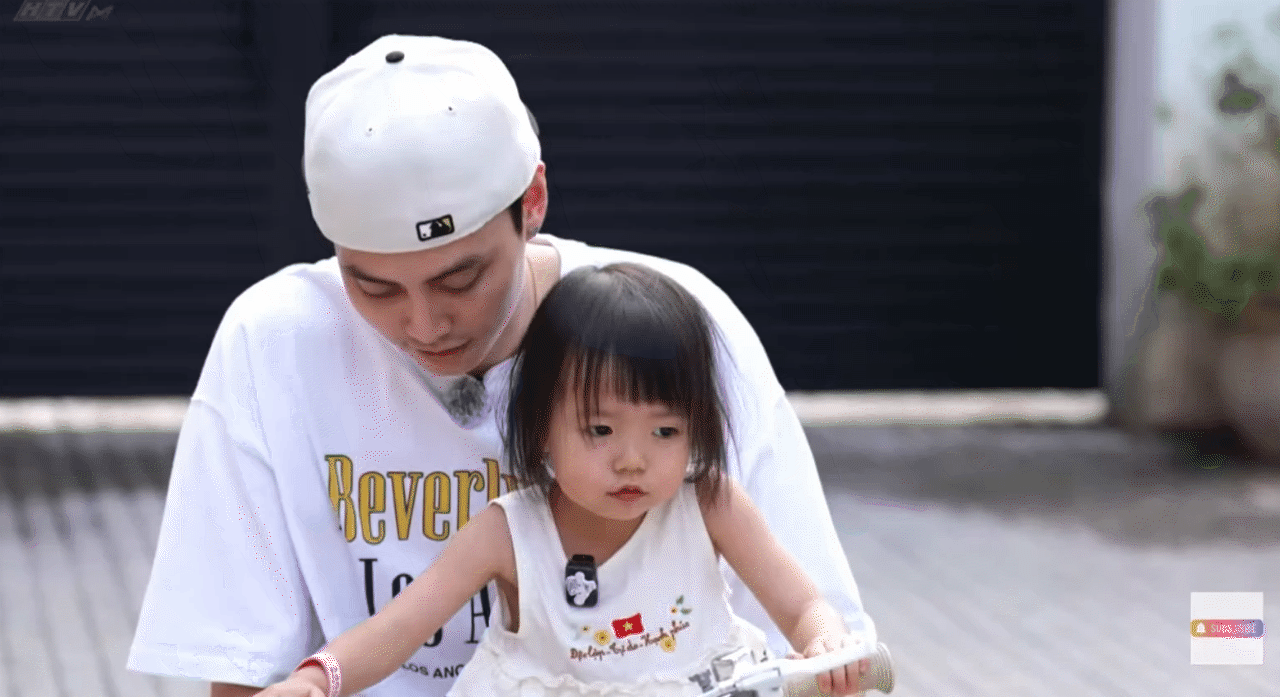 Hai b&aacute;nh b&egrave;o nh&agrave; "mom Dương" nghịch đủ tr&ograve;, nhưng cứ nh&igrave;n xe đạp th&igrave; r&eacute;n ngang: L&yacute; do c&oacute; li&ecirc;n quan đến ba Dương- Ảnh 9.