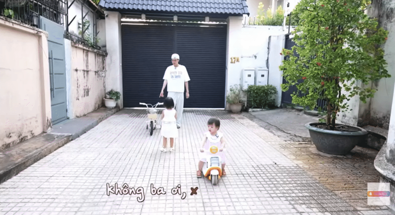 Hai b&aacute;nh b&egrave;o nh&agrave; "mom Dương" nghịch đủ tr&ograve;, nhưng cứ nh&igrave;n xe đạp th&igrave; r&eacute;n ngang: L&yacute; do c&oacute; li&ecirc;n quan đến ba Dương- Ảnh 8.