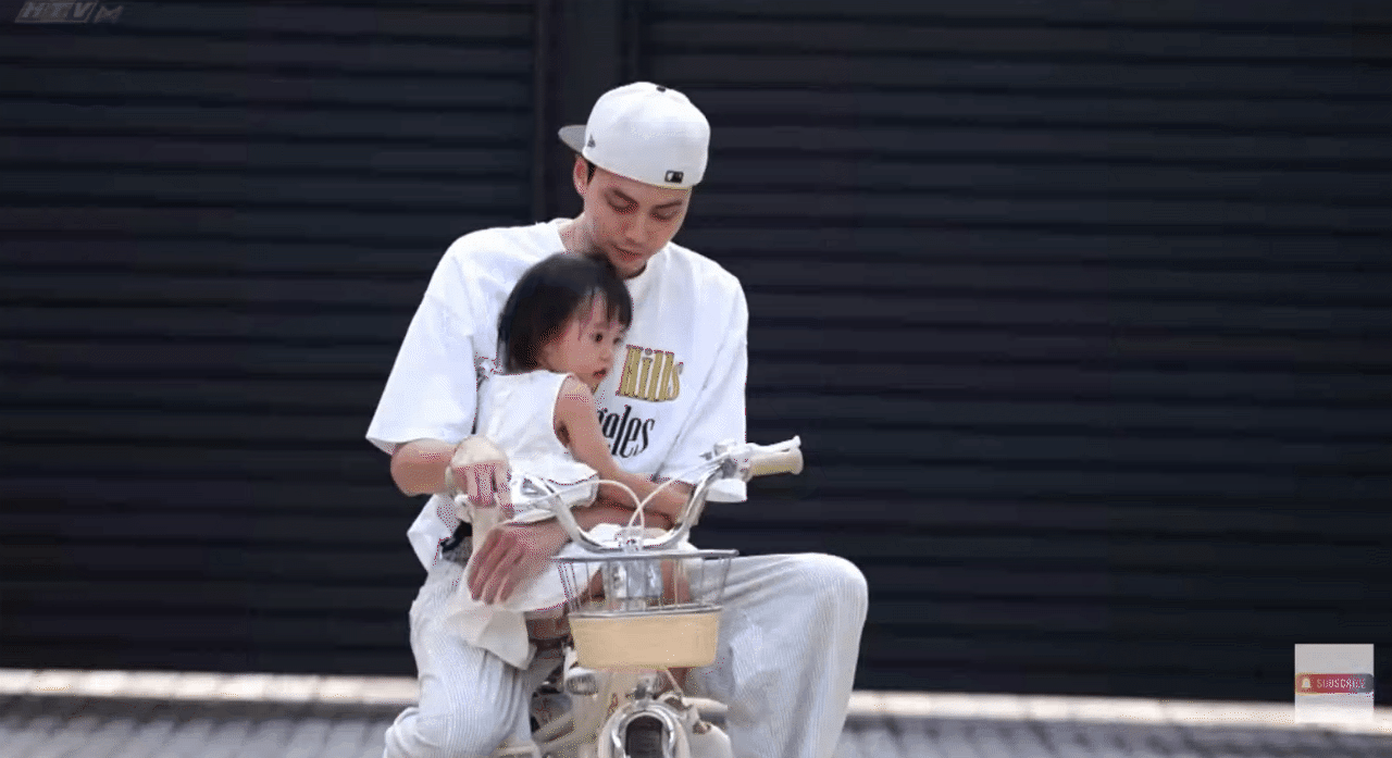 Hai b&aacute;nh b&egrave;o nh&agrave; "mom Dương" nghịch đủ tr&ograve;, nhưng cứ nh&igrave;n xe đạp th&igrave; r&eacute;n ngang: L&yacute; do c&oacute; li&ecirc;n quan đến ba Dương- Ảnh 10.