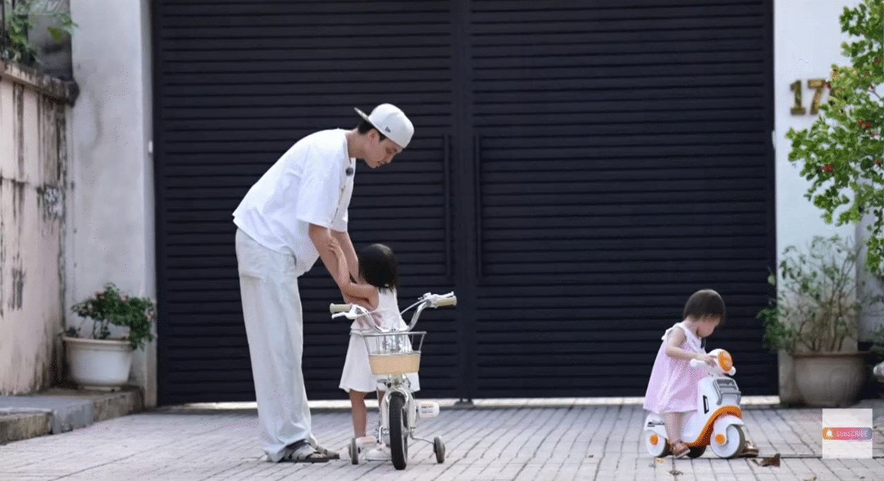 Hai b&aacute;nh b&egrave;o nh&agrave; "mom Dương" nghịch đủ tr&ograve;, nhưng cứ nh&igrave;n xe đạp th&igrave; r&eacute;n ngang: L&yacute; do c&oacute; li&ecirc;n quan đến ba Dương- Ảnh 11.