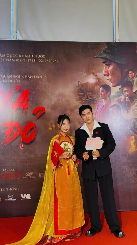 Cho&aacute;ng với profile &ldquo;con nh&agrave; người ta&rdquo;: C&ocirc; b&eacute; 13 tuổi g&acirc;y sốt tại concert quốc gia 2026 - Ảnh 4.