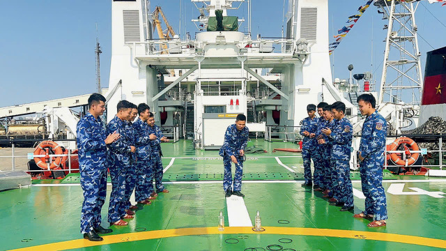 Hải đo&agrave;n 11/ Bộ Tư lệnh V&ugrave;ng Cảnh s&aacute;t biển s&ocirc;i nổi c&aacute;c hoạt động ch&agrave;o mừng Ng&agrave;y Giải ph&oacute;ng miền Nam 30/4 v&agrave; Quốc tế Lao động 01/5 - Ảnh 6.