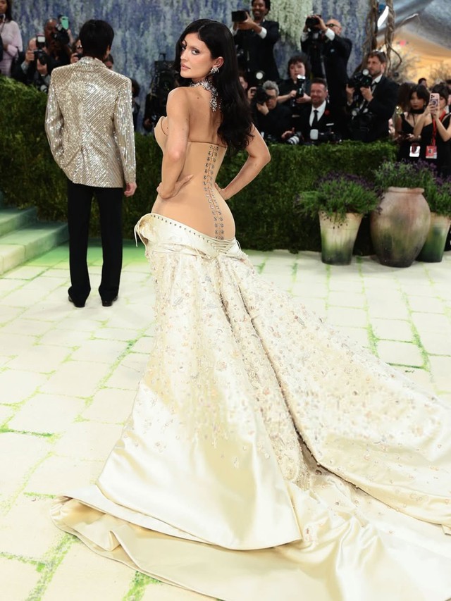 7 m&agrave;n l&ecirc;n đồ hở bạo nhất Met Gala 2026: Kylie Jenner, Tyla chưa bằng t&igrave;nh cũ Ronaldo - Ảnh 6.
