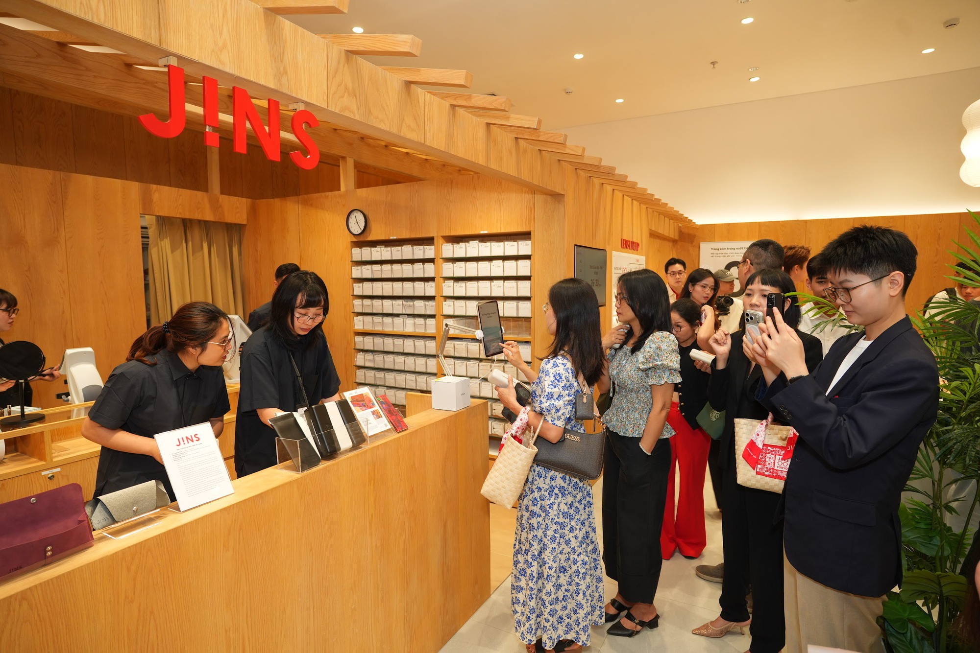 Cần g&igrave; filter khi đ&atilde; c&oacute; "vũ kh&iacute;" F5 giao diện từ JINS AEON MALL H&agrave; Đ&ocirc;ng: Xinh bất chấp, h&egrave; n&agrave;y check-in kh&ocirc;ng cần makeup!- Ảnh 5.