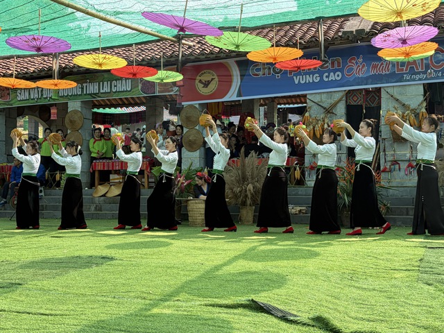 Đa dạng sắc m&agrave;u văn h&oacute;a th&aacute;ng 5 'B&aacute;c Hồ trong tr&aacute;i tim đồng b&agrave;o'- Ảnh 1.