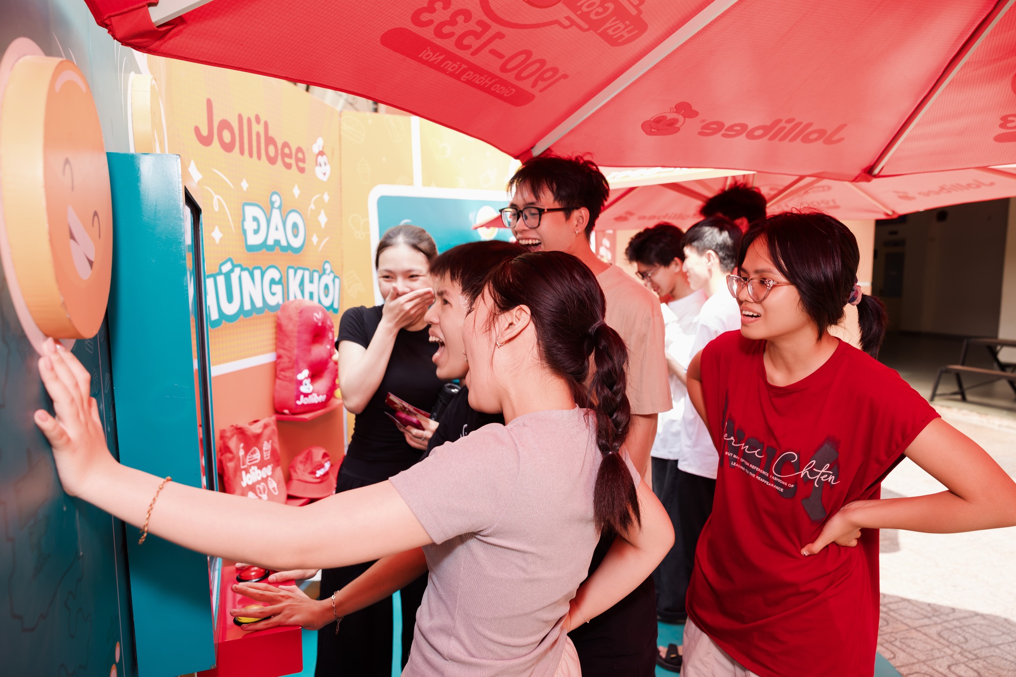 Ch&uacute; Ong Jollibee mang niềm vui &ldquo;The Jolly School - Yah! Mở Ra Niềm Vui&rdquo; - Ảnh 2.