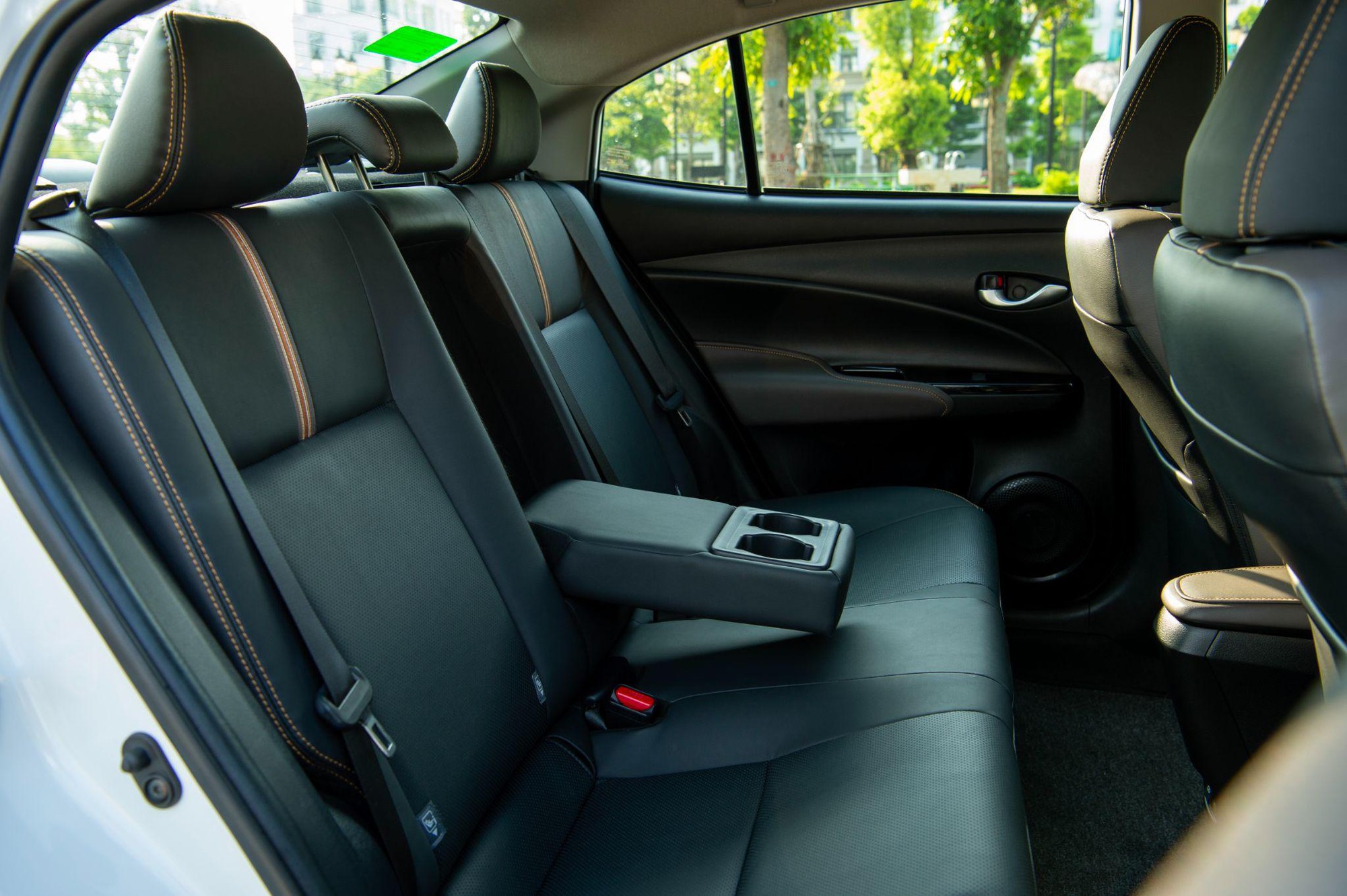 Toyota Vios đ&oacute;n h&egrave; với ưu đ&atilde;i 50% lệ ph&iacute; trước bạ, tiếp tục giữ sức h&uacute;t trong nh&oacute;m sedan dịch vụ- Ảnh 4.