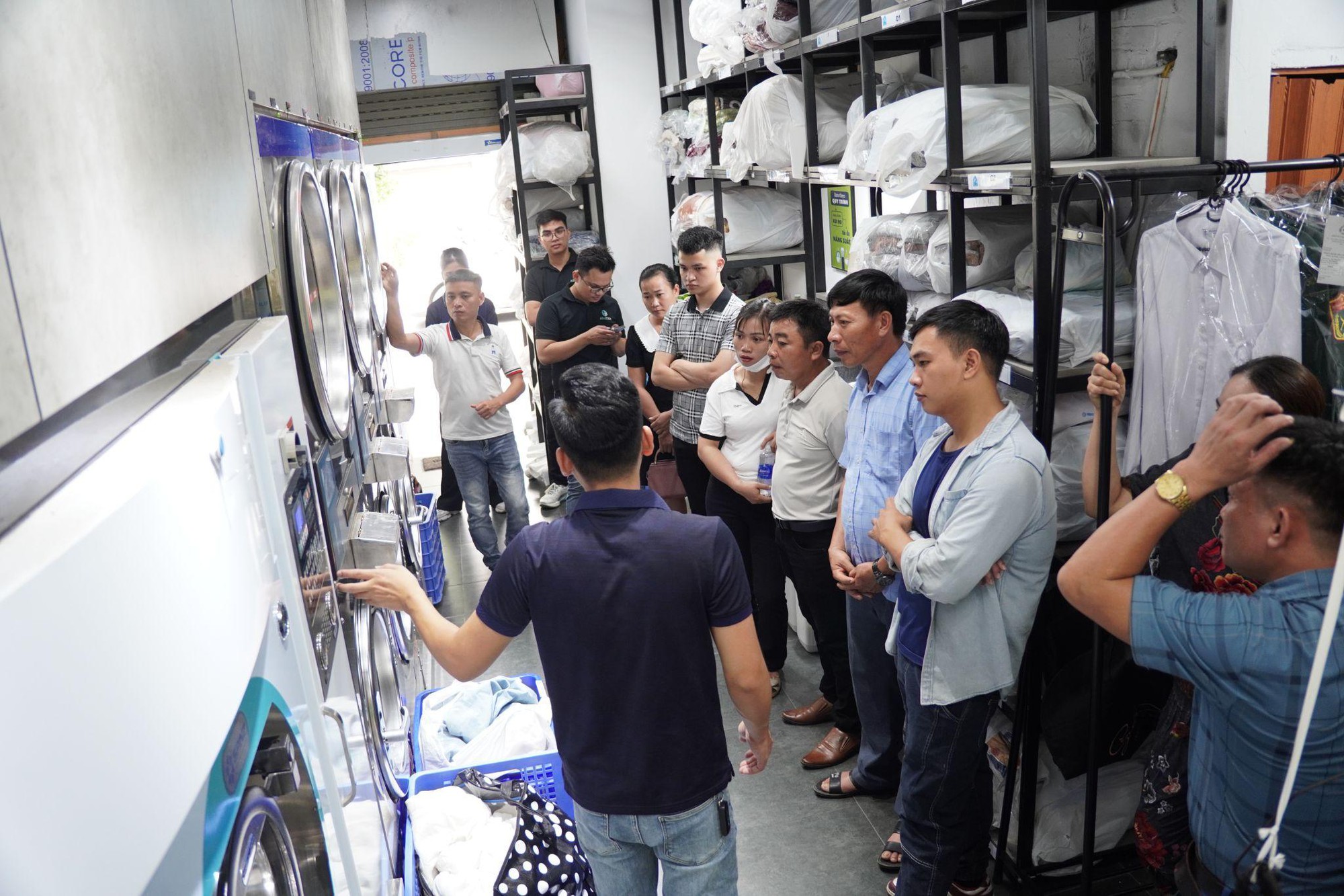 Gặp gỡ chuy&ecirc;n gia đứng sau gần 1.000 tiệm giặt: &ldquo;Muốn gi&agrave;u bền vững, đừng l&agrave;m ăn chộp giật&rdquo;- Ảnh 2.