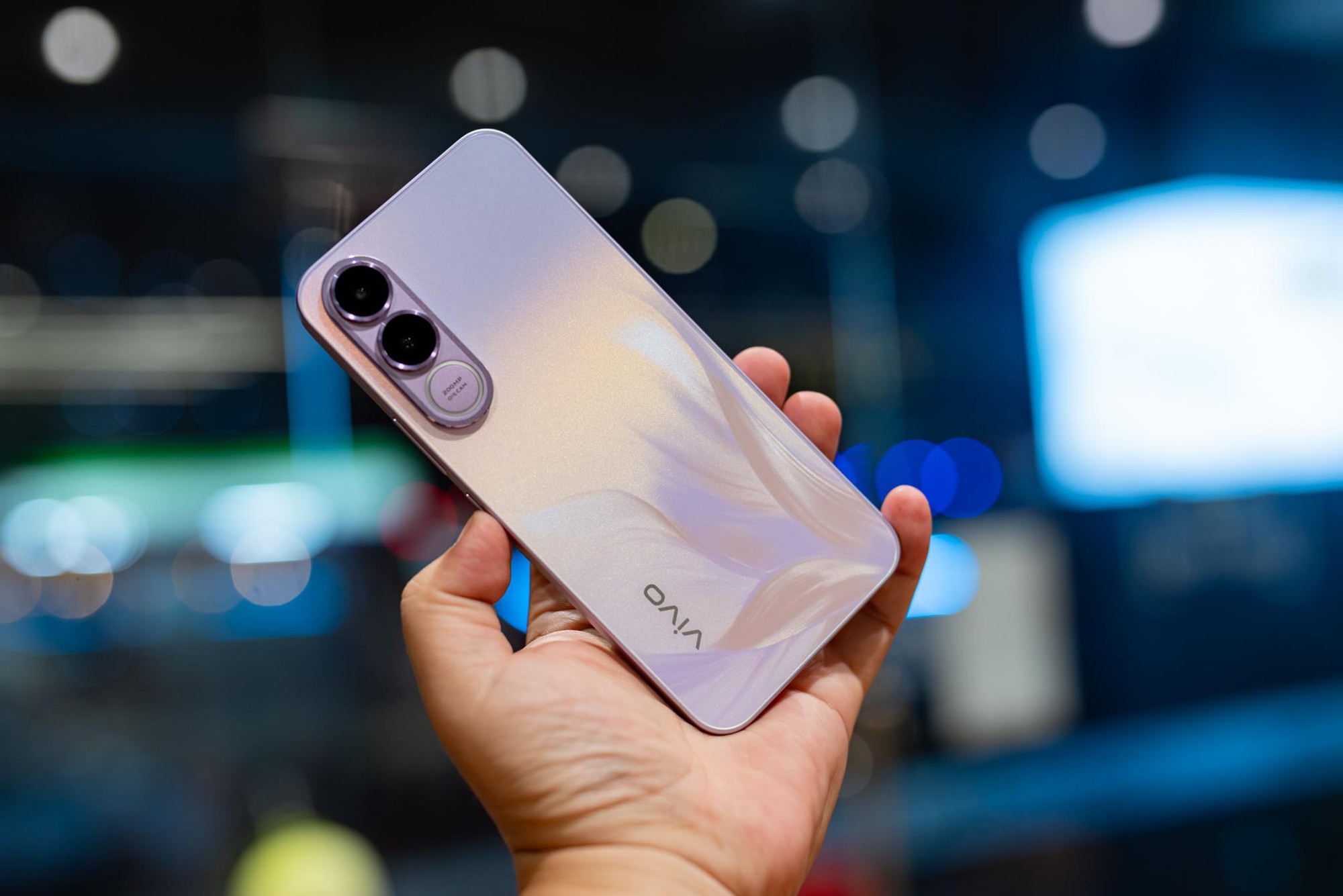 Giải m&atilde; sức h&uacute;t của vivo V70 FE: Flagship nhiếp ảnh thời thượng - Ảnh 2.