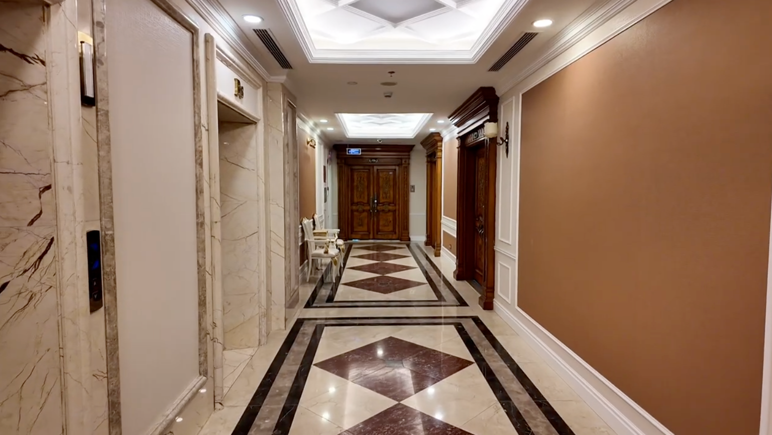 Cận cảnh khu chung cư hạng sang gi&aacute; hơn 200 triệu/m2 nơi Divo T&ugrave;ng Dương vừa sắm liền tay 2 căn: Ngay từ cửa ra v&agrave;o đ&atilde; đậm chất ho&agrave;ng gia xa xỉ - Ảnh 4.