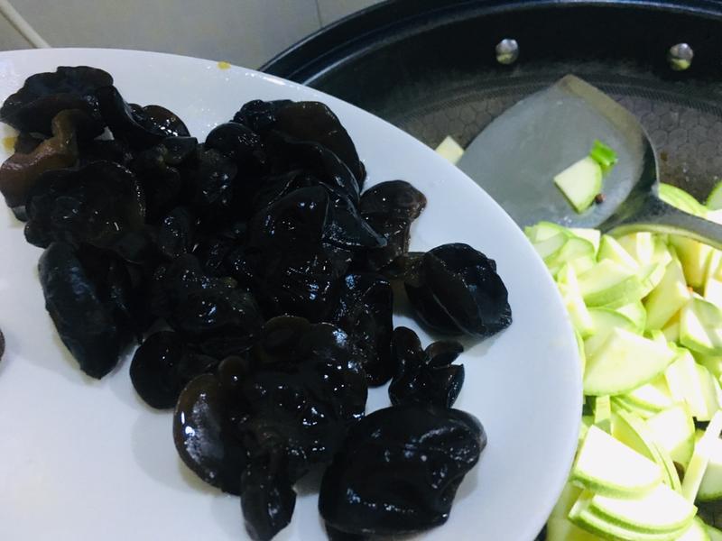 M&oacute;n ăn tuyệt vời cho bữa cơm m&ugrave;a h&egrave;: Nấu dễ lại gi&uacute;p giải nhiệt m&ugrave;a h&egrave;, giảm ph&ugrave; nề, tốt cho l&aacute; l&aacute;ch v&agrave; dạ d&agrave;y- Ảnh 20.