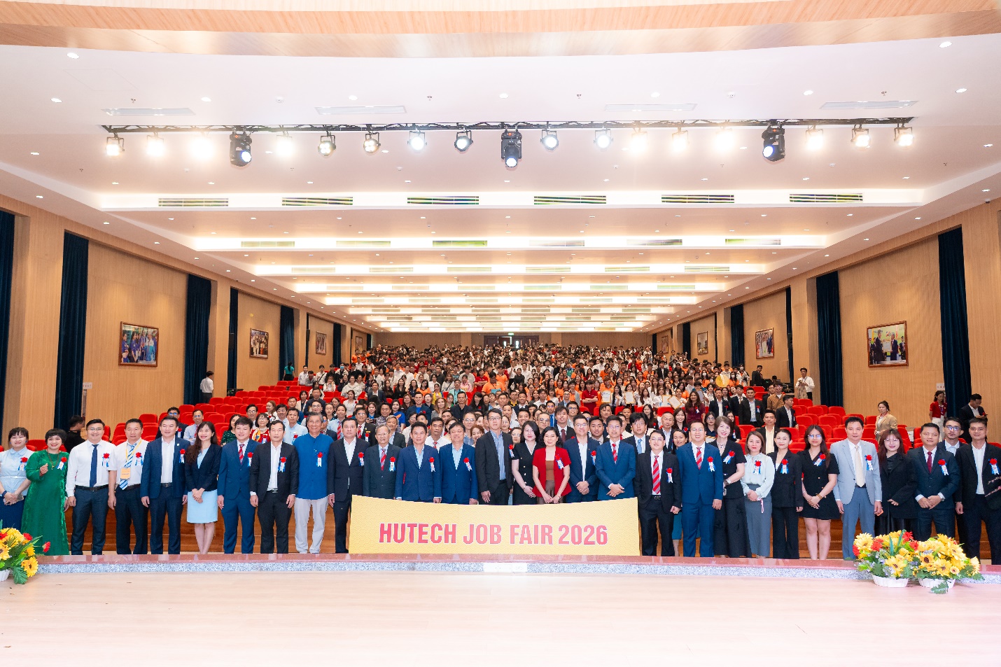 179 doanh nghiệp đồng h&agrave;nh, HUTECH Job Fair 2026 th&agrave;nh điểm hẹn tuyển dụng quy m&ocirc; lớn- Ảnh 1.
