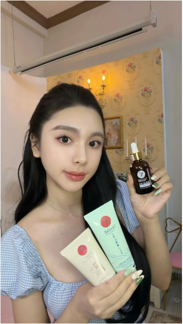 MC chia sẻ bí quyết chăm sóc mụn khi thường xuyên lên hình- Ảnh 1. MC chia sẻ bí quyết chăm sóc mụn khi thường xuyên lên hình- Ảnh 1.